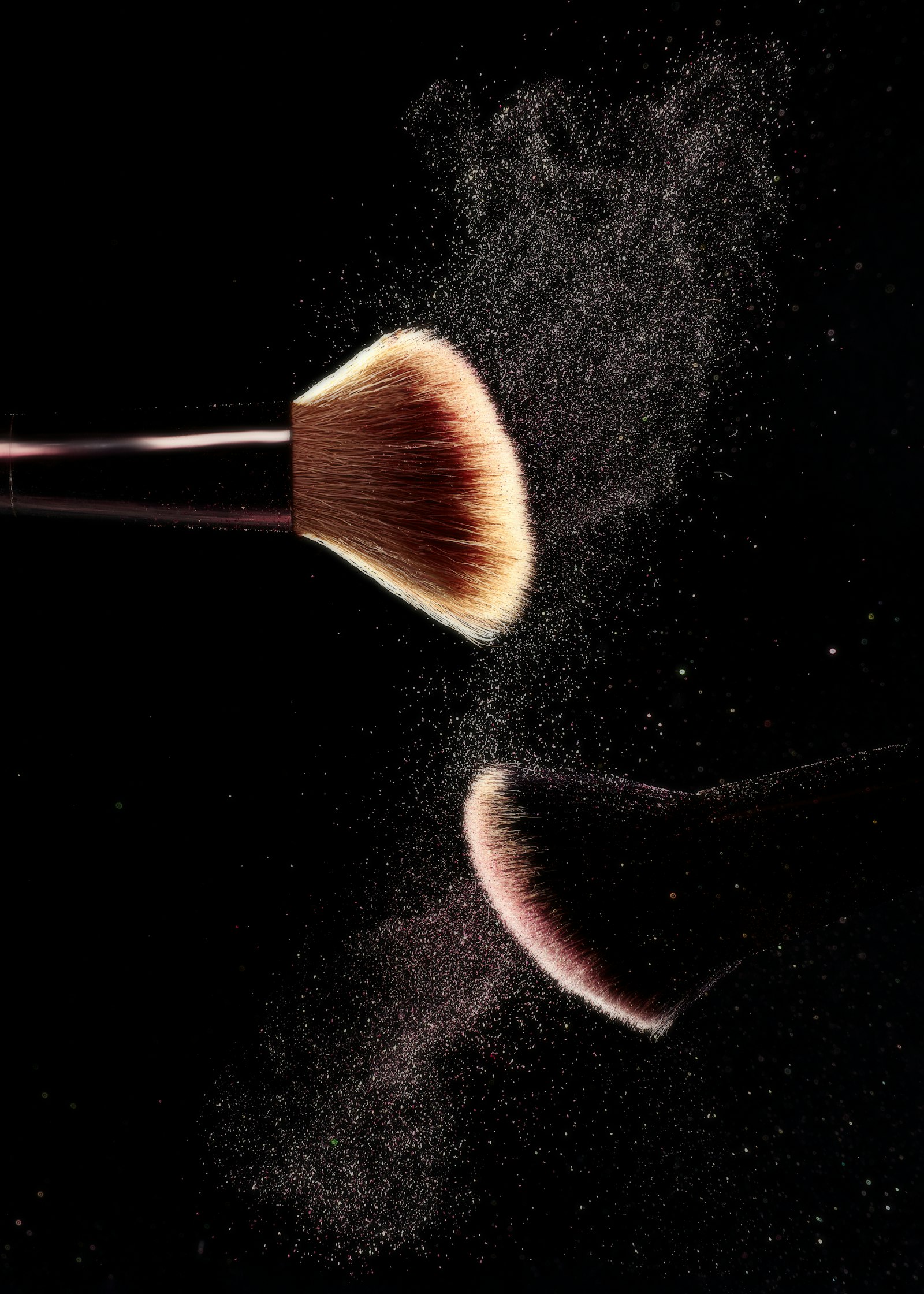 Gros plan sur les soies d’un pinceau de maquillage, sur fond sombre