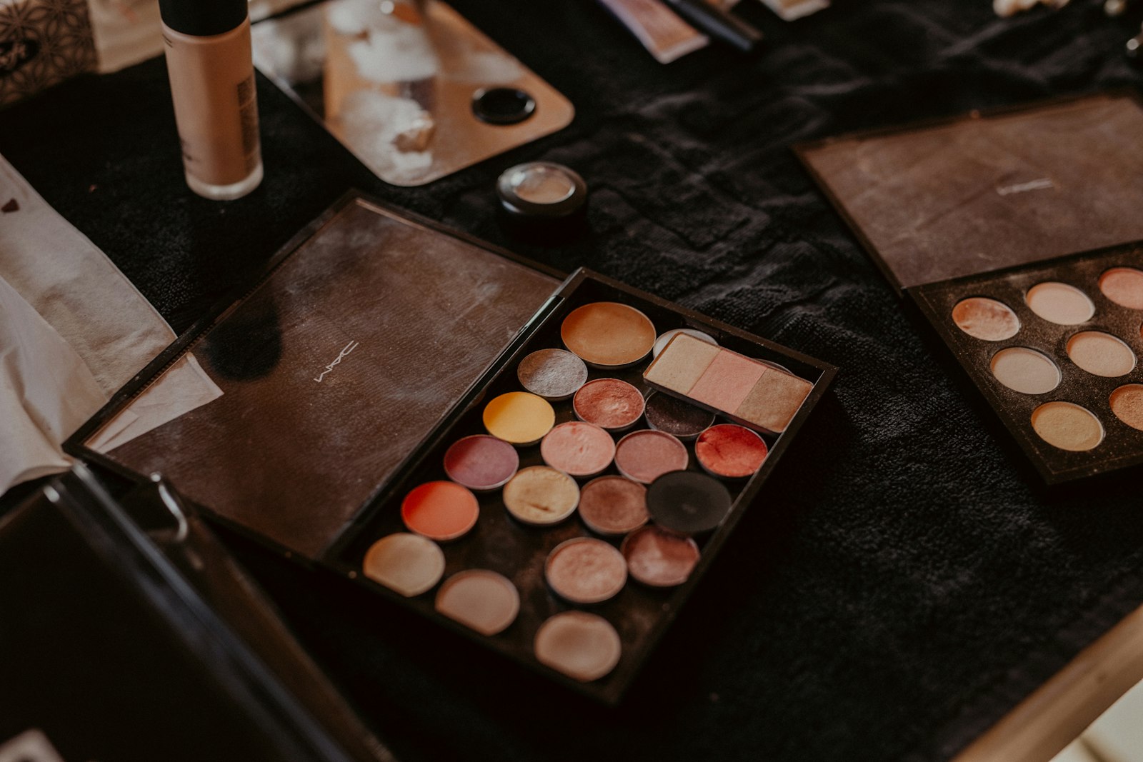 Palettes de fards ouvertes sur un poste de maquillage