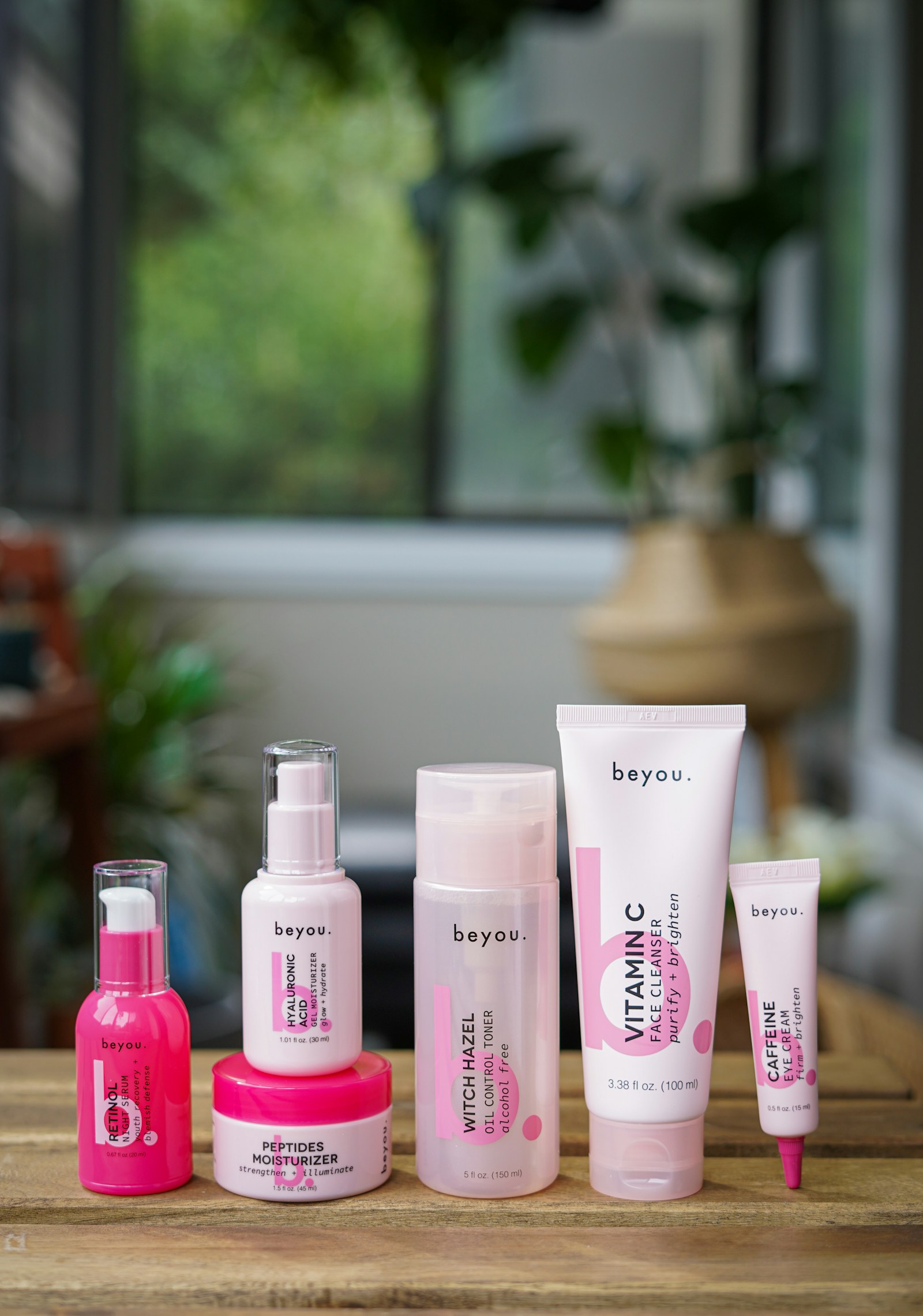 Plusieurs produits de beauté disposés sur une table en bois