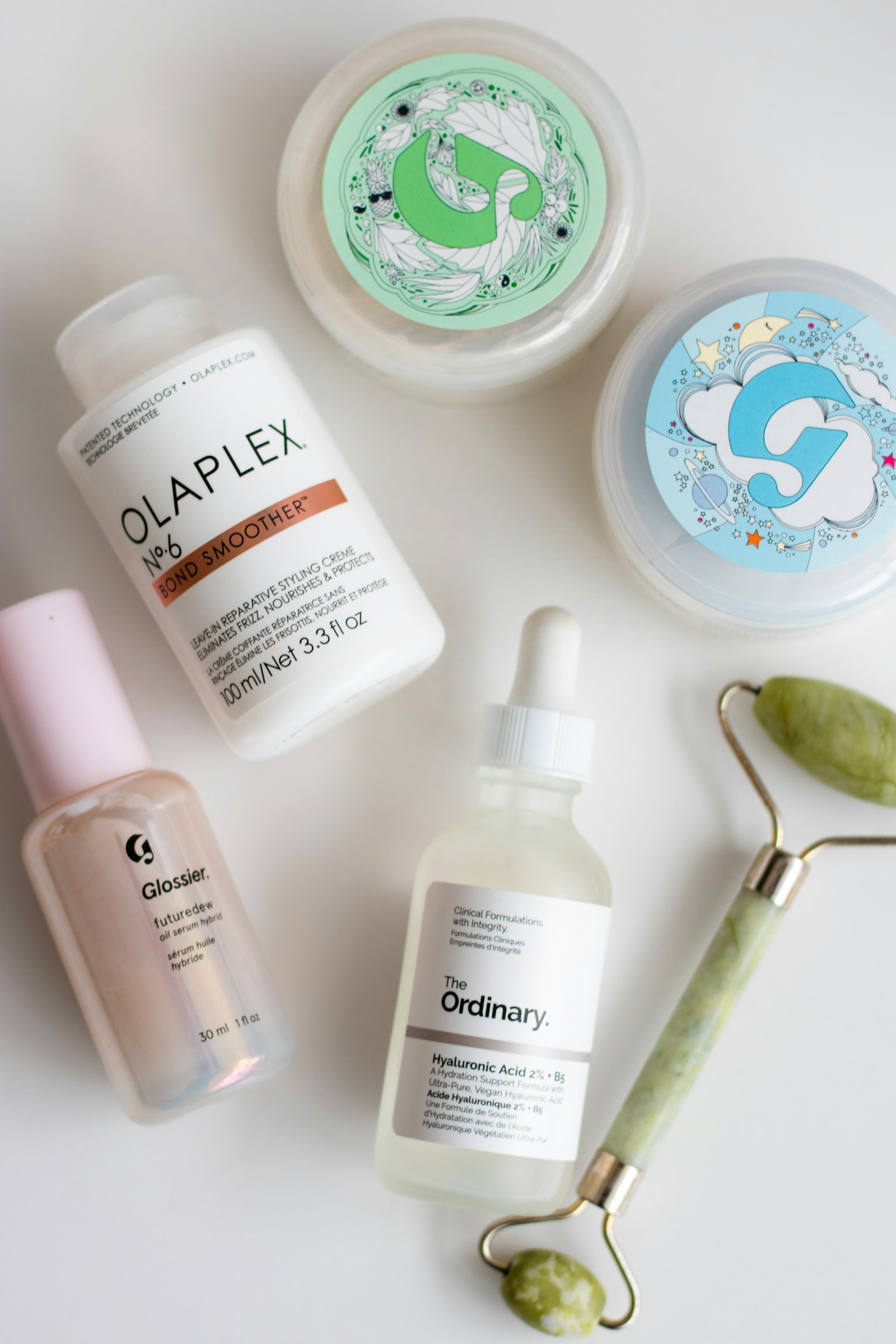 Trois produits de soin du visage posés côte à côte sur une surface claire